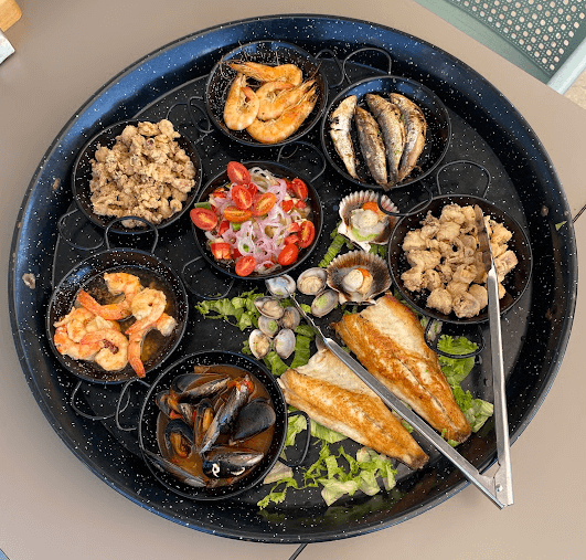 Immagine di un vassoio di pesce